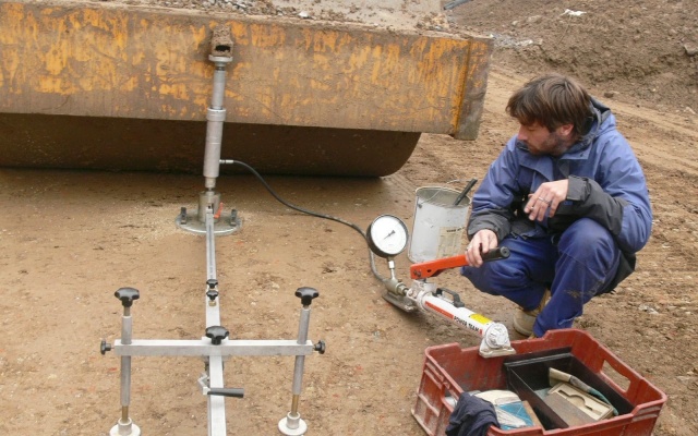 Oporný múr v areáli obchodného centra v Jihlave