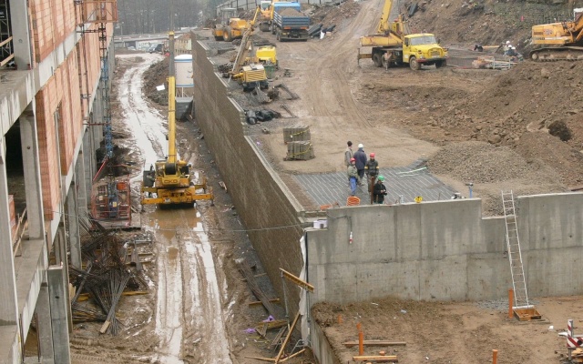 Oporný múr v areáli obchodného centra v Jihlave