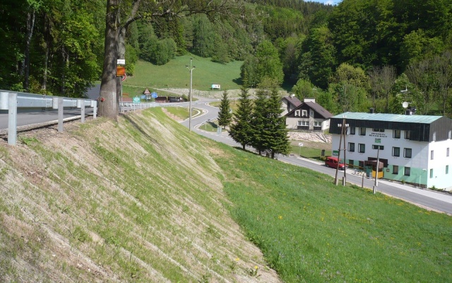 Kokosové siete ako protierózna ochrana svahov pri rekonštrukcii cesty v Žacléri