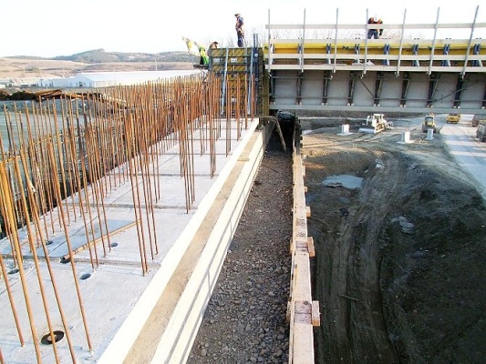 Založenie mostných opôr z vystuženej zeminy