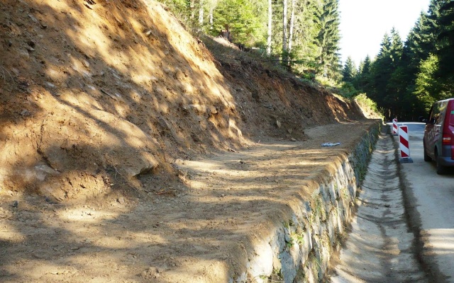 Výškové oddelenie cesty a cyklotrasy strmým svahom v Prášilech na Šumave