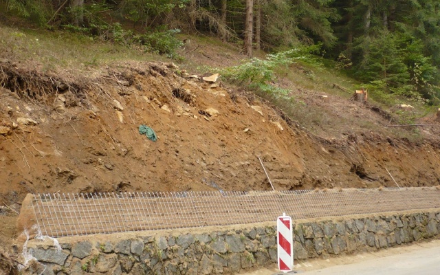 Výškové oddelenie cesty a cyklotrasy strmým svahom v Prášilech na Šumave