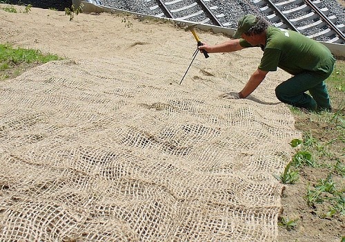 Kokosové a jutové siete, rohože, valce, textílie v protieróznej ochrane a spevňovaní svahov