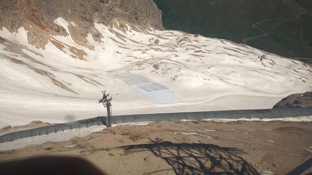 Využitie bielej geotextílie ako ochrana na ľadovci