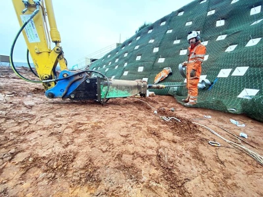 Príklady použitia zemných kotiev na zabezpečenie stability strmých svahov