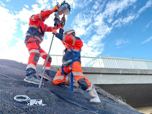 Zabezpečenie stability svahu pomocou mechanických zemných kotiev a prefabrikovaných drénov