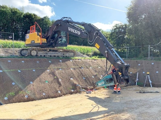 Zabezpečenie stability svahu pomocou mechanických zemných kotiev a prefabrikovaných drénov