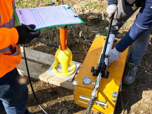 Zabezpečenie stability svahu pomocou mechanických zemných kotiev a prefabrikovaných drénov