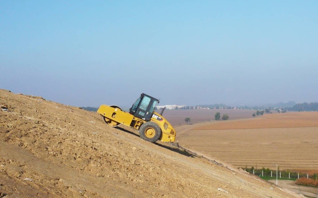 Drenážny systém a vystuženie rekultivačnej vrstvy na skládke v Prahe Ďáblicích