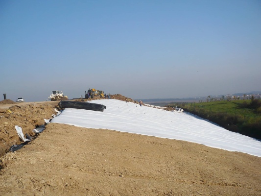 Drenážny systém a vystuženie rekultivačnej vrstvy na skládke v Prahe Ďáblicích