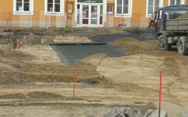 Zosilnenie podkladovej vrstvy parkoviska na námestí Přemysla Otakara v Litovli