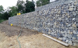 Řícmanice, oporné múry na vyrovnanie pozemku vo svahu