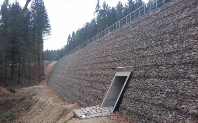 Strmé svahy z vystuženej zeminy realizované v rámci preložky cesty II/150