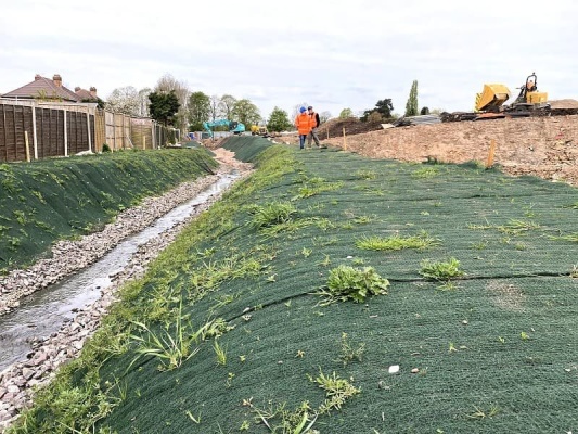 Príklady použitia zemných kotiev na zabezpečenie stability strmých svahov