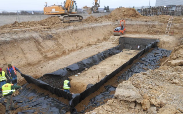 Spevnenie a protierózna ochrana svahov retenčnej nádrže v priemyselnom parku v Košiciach