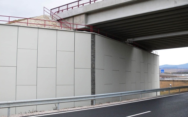 Mostné opory z vystuženej zeminy na diaľnici D1 pri Levoči