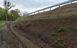 Vyztužený násyp komunikácie nad železničnou traťou pri Hustopečiach nad Bečvou