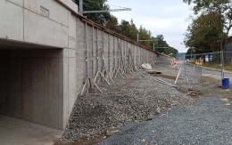 Oporný múr pri nástupišti železničnej zastávky Zastávka u Brna