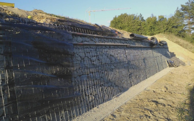 Lelekovice, nadstavba múru