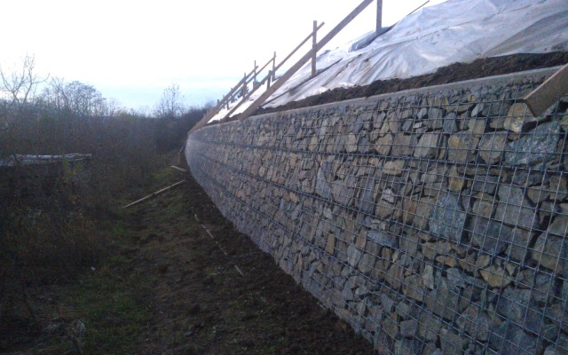 Lelekovice, nadstavba múru