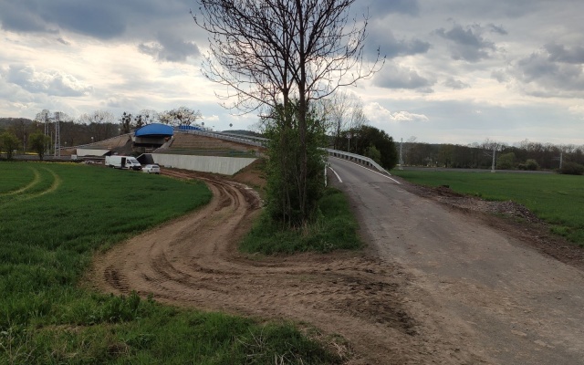 Vyztužený násyp komunikácie nad železničnou traťou pri Hustopečiach nad Bečvou