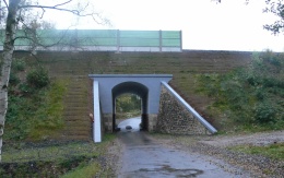 Vyztuženie násypov nad mostnou konštrukciou na trati Planá – Cheb