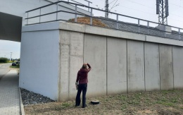 Oporný múr z vystuženej zeminy s lícom veľkoplošných panelov na trati vo Vlkove pri Tišnove