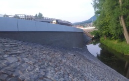 Děčín - Vilsnice, oporný múr z vystuženej zeminy pozdĺž Jílovského potoka
