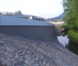 Děčín - Vilsnice, oporný múr z vystuženej zeminy pozdĺž Jílovského potoka