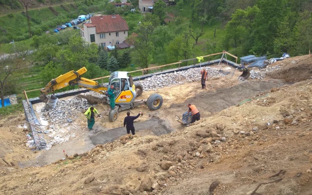 Řícmanice, oporné múry na vyrovnanie pozemku vo svahu