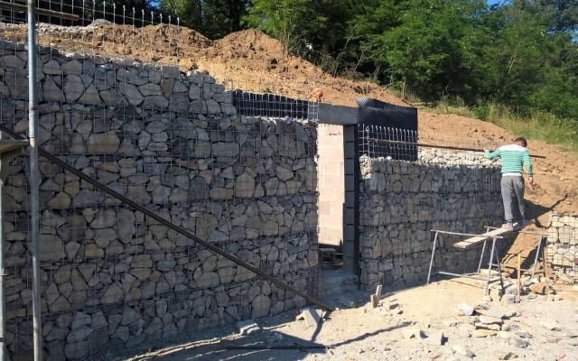 Řícmanice, oporné múry na vyrovnanie pozemku vo svahu