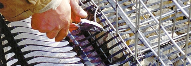 Mechanizmy spájania obkladových prvkov a geosyntetík a ich spoľahlivosť v oporných konštrukciách