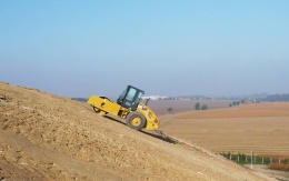 Drenážny systém a vystuženie rekultivačnej vrstvy na skládke v Prahe Ďáblicích