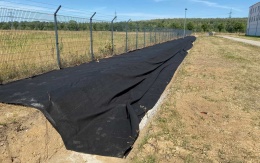 Separácia kameniva a zeminy vo vsakovacom priekope