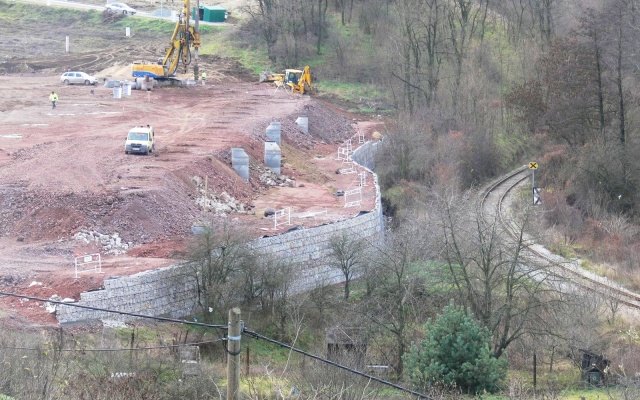 Oporný múr s lícom z prírodného kameňa v Ivančiciach
