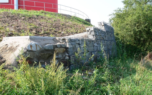 Oporný múr s lícom z prírodného kameňa v Ivančiciach