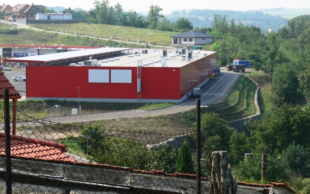 Oporný múr s lícom z prírodného kameňa v Ivančiciach