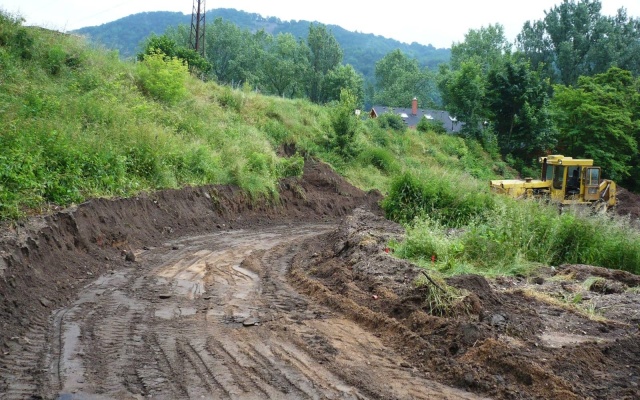 Nájazdová rampa z vystuženej zeminy vo Valtířove