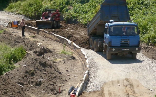 Nájazdová rampa z vystuženej zeminy vo Valtířove