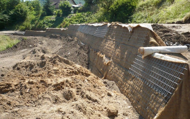 Nájazdová rampa z vystuženej zeminy vo Valtířove