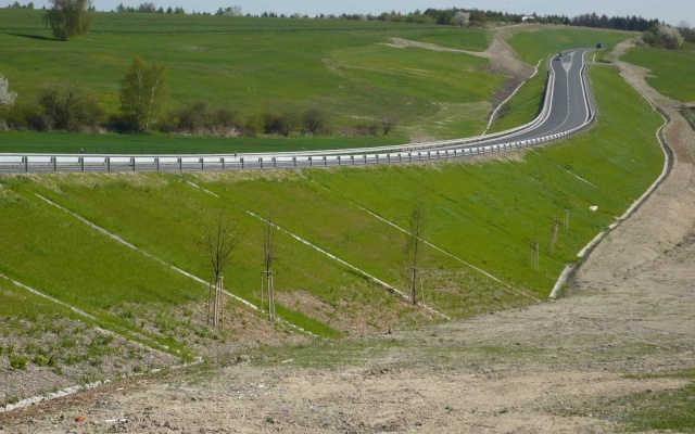 Vystužený sendvičový násyp na ceste II/236 v Lánech