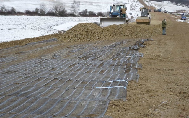 Vystužený sendvičový násyp na ceste II/236 v Lánech