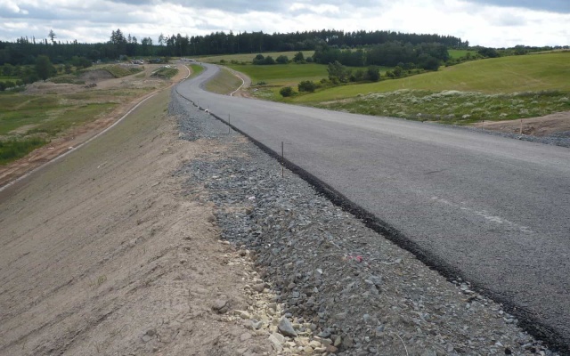 Vystužený sendvičový násyp na ceste II/236 v Lánech