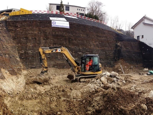 Príklady použitia zemných kotiev na zabezpečenie stability strmých svahov