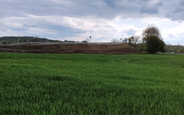 Vyztužený násyp komunikácie nad železničnou traťou pri Hustopečiach nad Bečvou