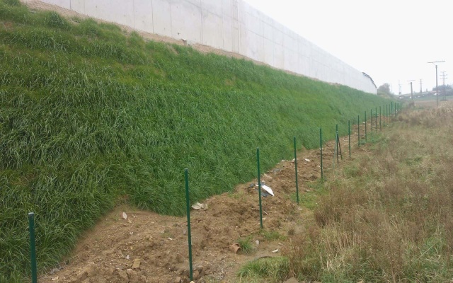 Strmý svah so silážnou jamou v korune vo Velké Bíteši