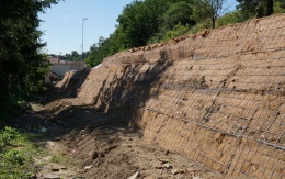 Jemnice, vystužený svah pod cestou