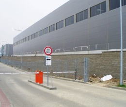 Liberec, oporný múr v areáli VGP parku