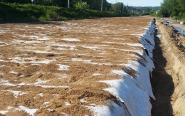 Odvodnenie násypového telesa preloženej cesty v Roztokách pri Prahe