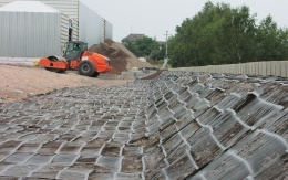 Oporná stena obchodného centra Olympia v Plzni